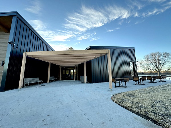 Main entrance and pergola of Round Lake Building